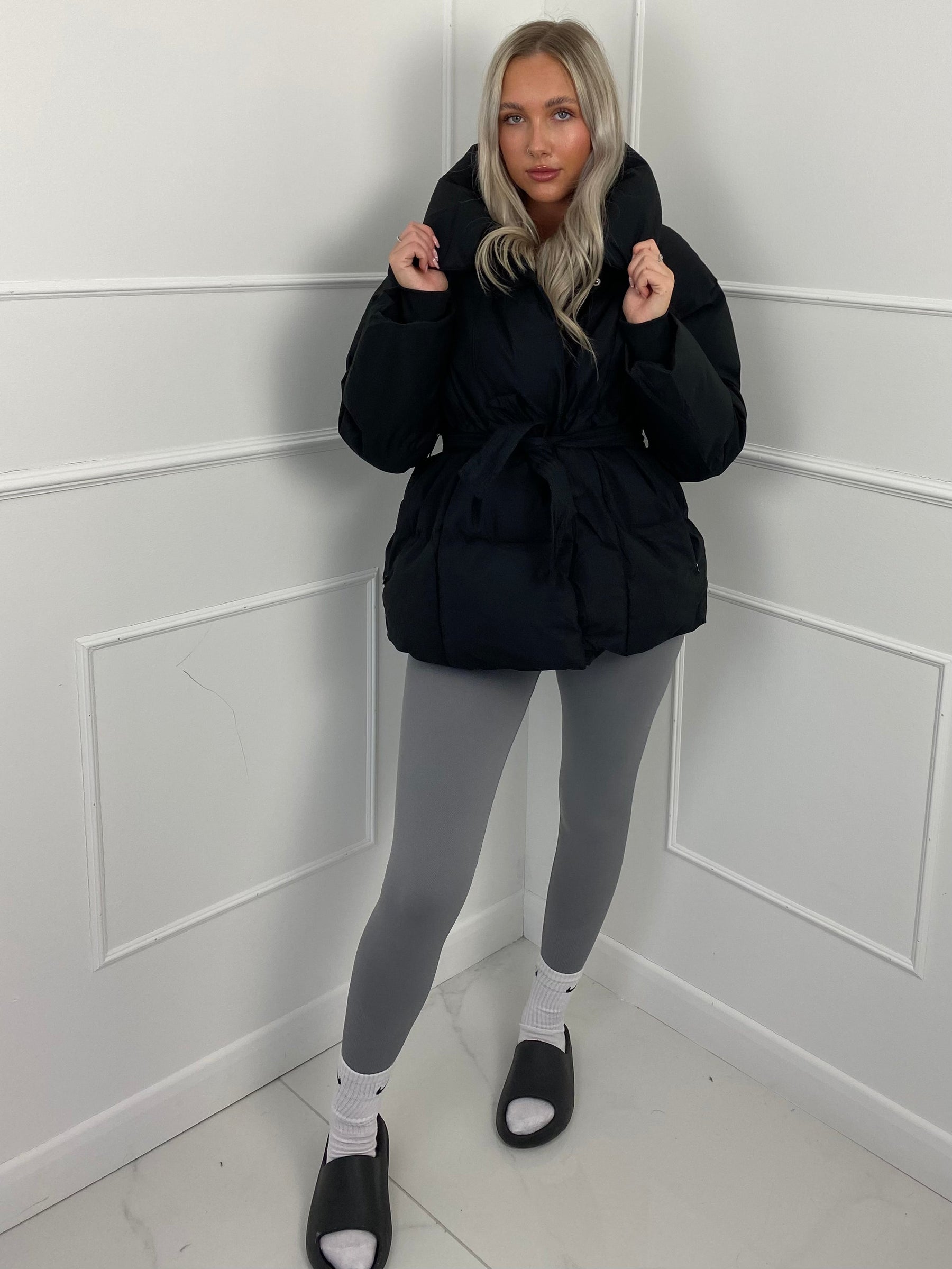 Karyl – Kurze Steppjacke für Damen mit Gürtel und Taschen – Ansicht 14