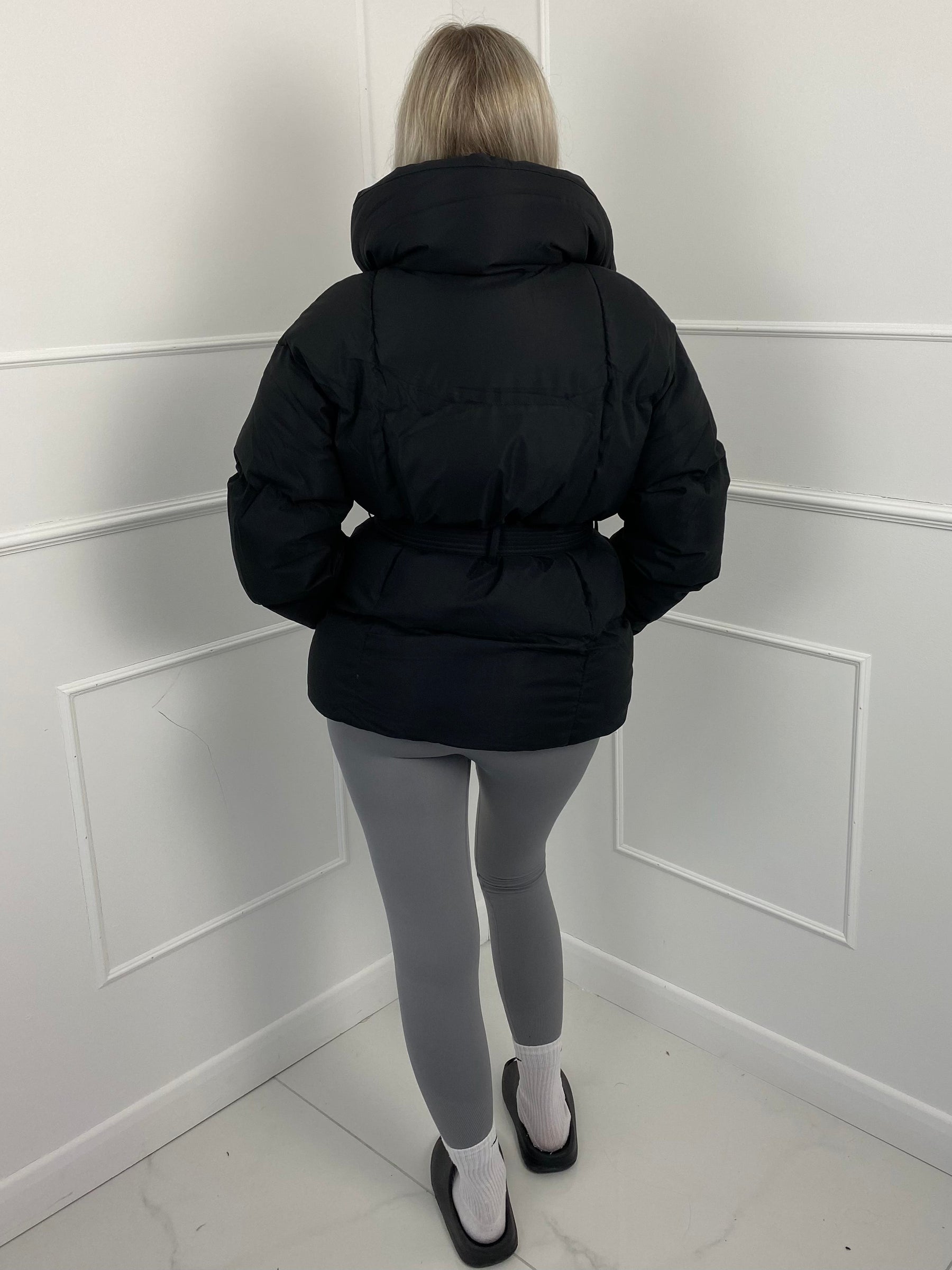 Karyl – Kurze Steppjacke für Damen mit Gürtel und Taschen – Ansicht 15