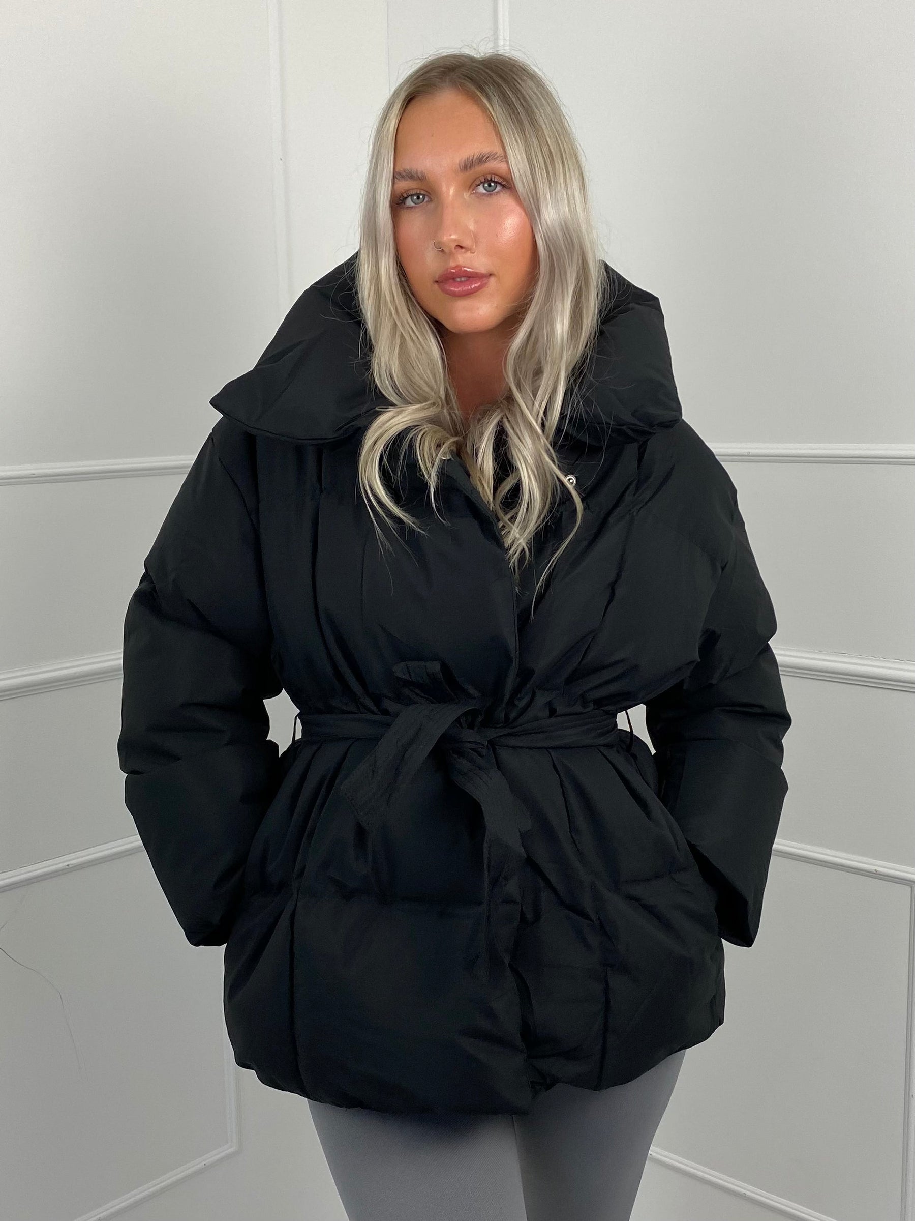 Karyl – Kurze Steppjacke für Damen mit Gürtel und Taschen – Ansicht 13