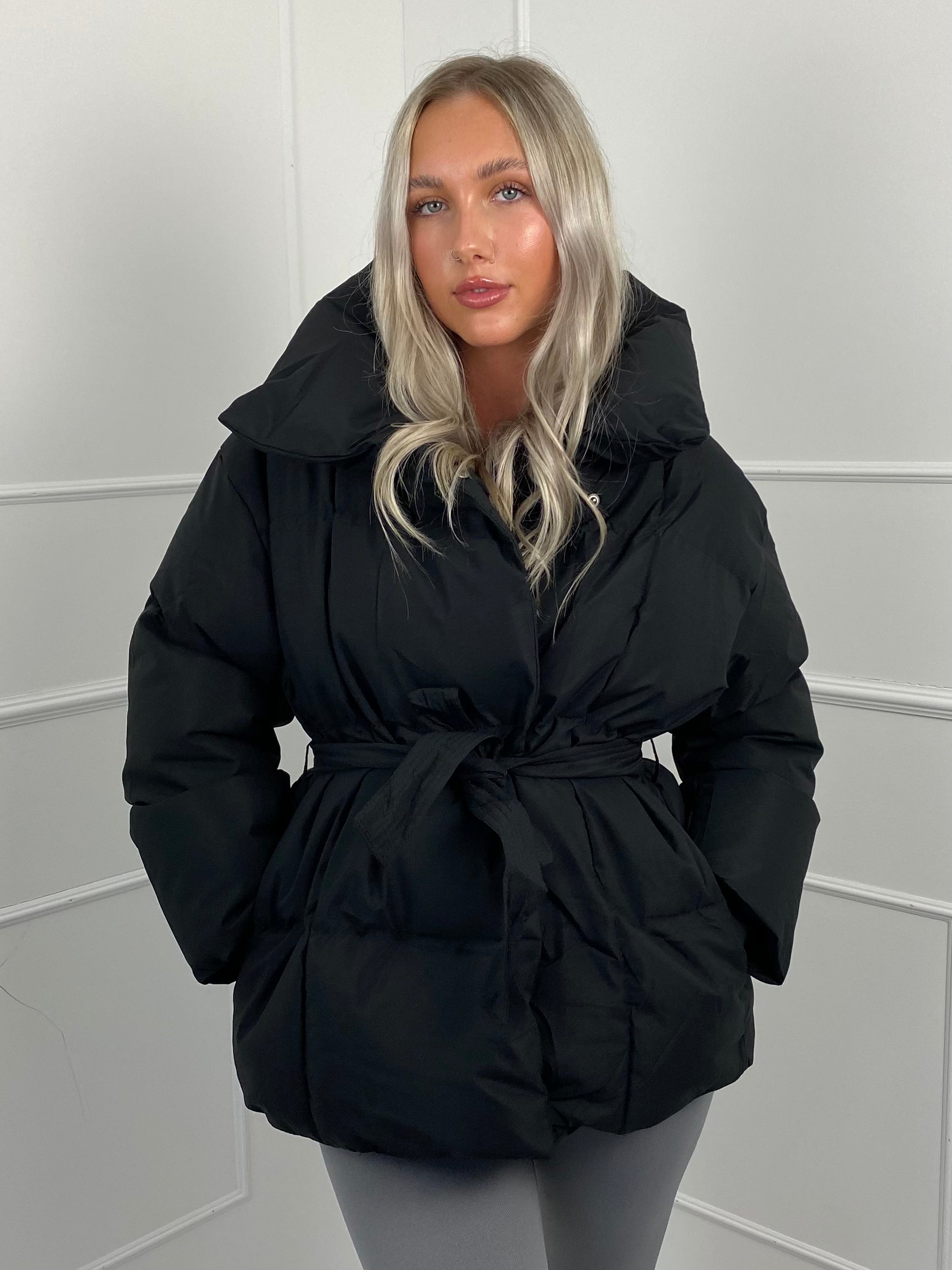 Karyl – Kurze Jacke mit Gürtel und Taschen