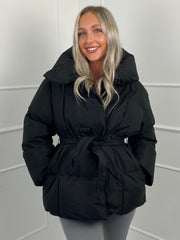 Karyl – Kurze Steppjacke für Damen mit Gürtel und Taschen – Ansicht 17