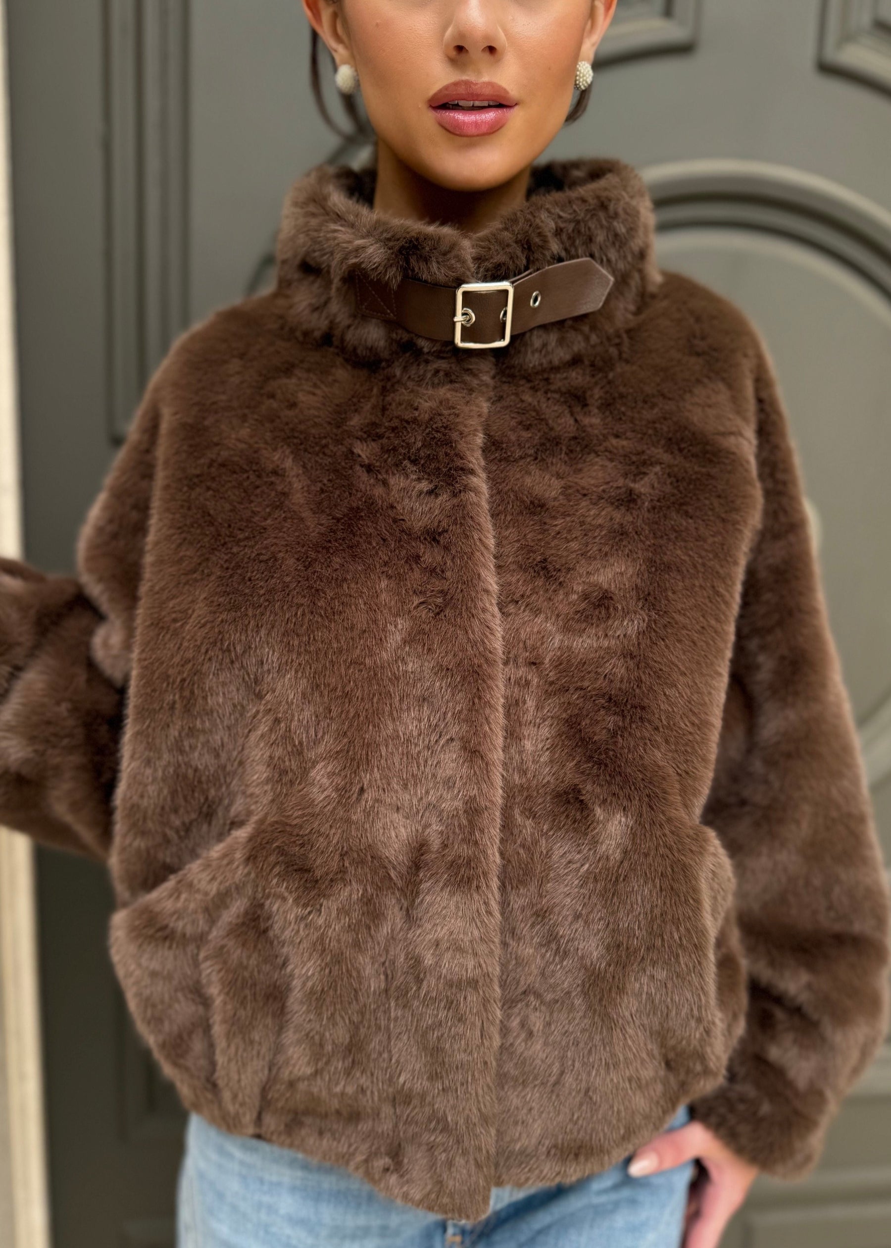 Margaux – Schokoladenbrauner Damen-Kunstpelzmantel mit Kragen – Ansicht 5