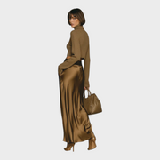 Damen-Set Amisha mit goldbraunem Pullover und Satinrock – Ansicht 3