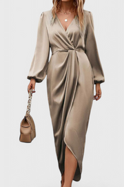 Damen-Satin-Maxikleid Giada mit V-Ausschnitt