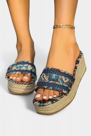 Flache Damen-Sandalen Dorotea mit Doppelriemen und Ethno-Sohle
