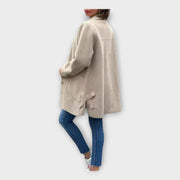 Corinne – Langer Oversize-Mantel für Damen mit Knöpfen – Ansicht 3