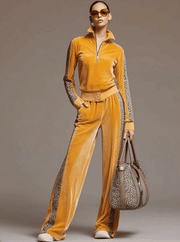 Coleen – Retro-Set für Damen mit gelbem Samt-Sweatshirt mit Leopardendetails und Hose – Ansicht 2