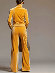 Coleen – Retro-Set für Damen mit gelbem Samt-Sweatshirt mit Leopardendetails und Hose – Ansicht 3