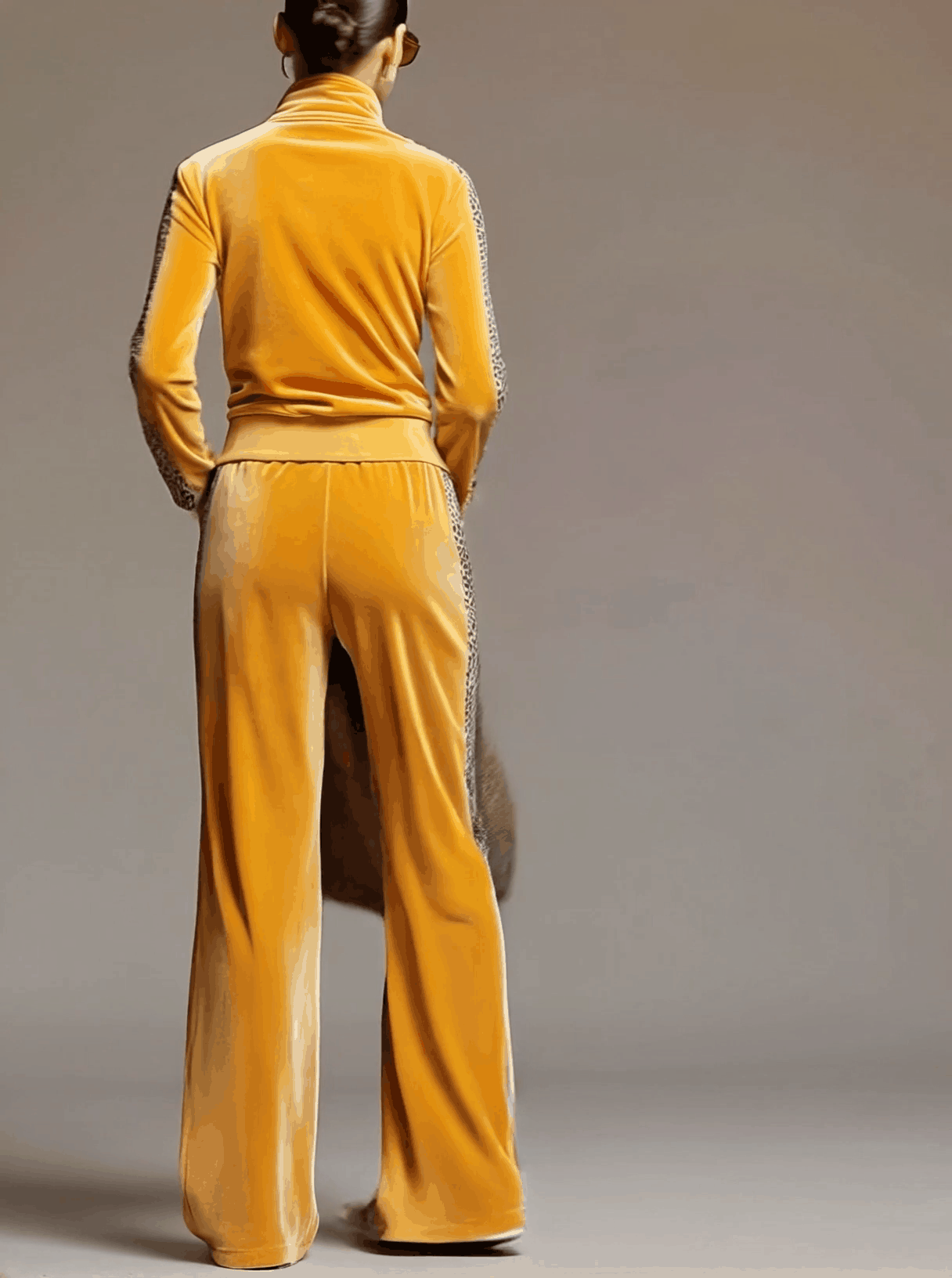 Coleen – Retro-Set für Damen mit gelbem Samt-Sweatshirt mit Leopardendetails und Hose – Ansicht 3