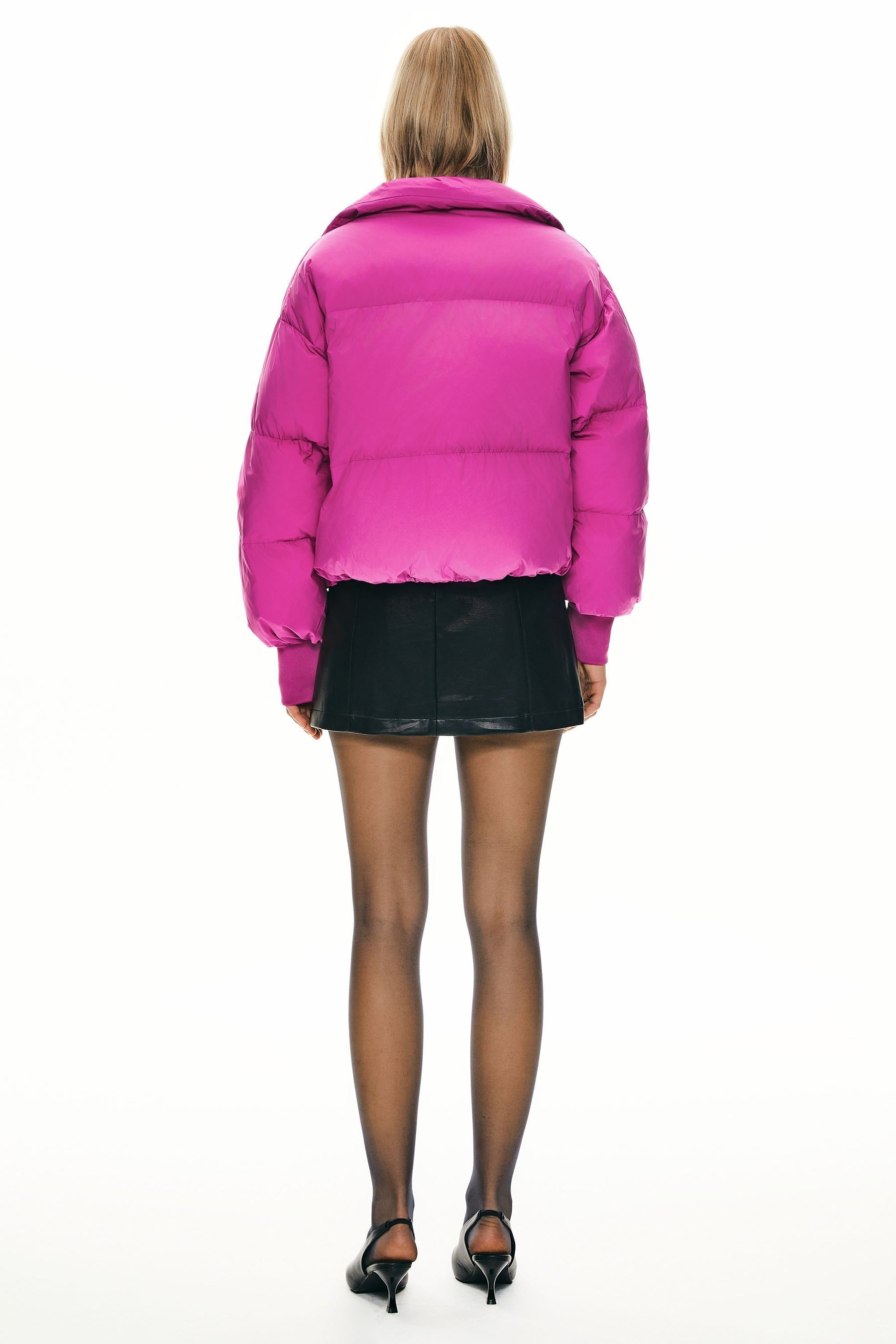 Dela – Kurzer Oversize-Daunenmantel für Damen – Ansicht 23