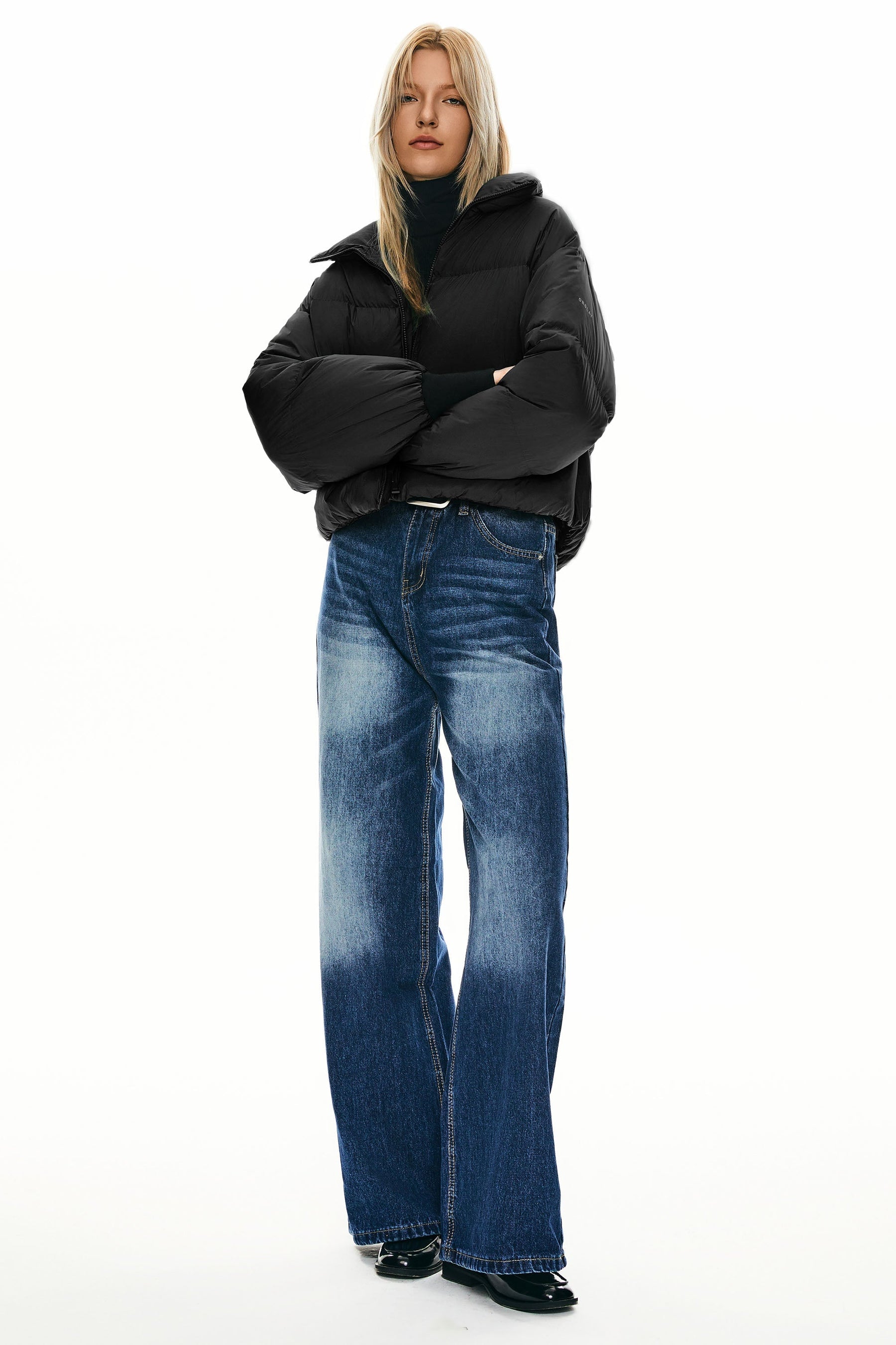 Dela – Kurzer Oversize-Daunenmantel für Damen – Ansicht 11
