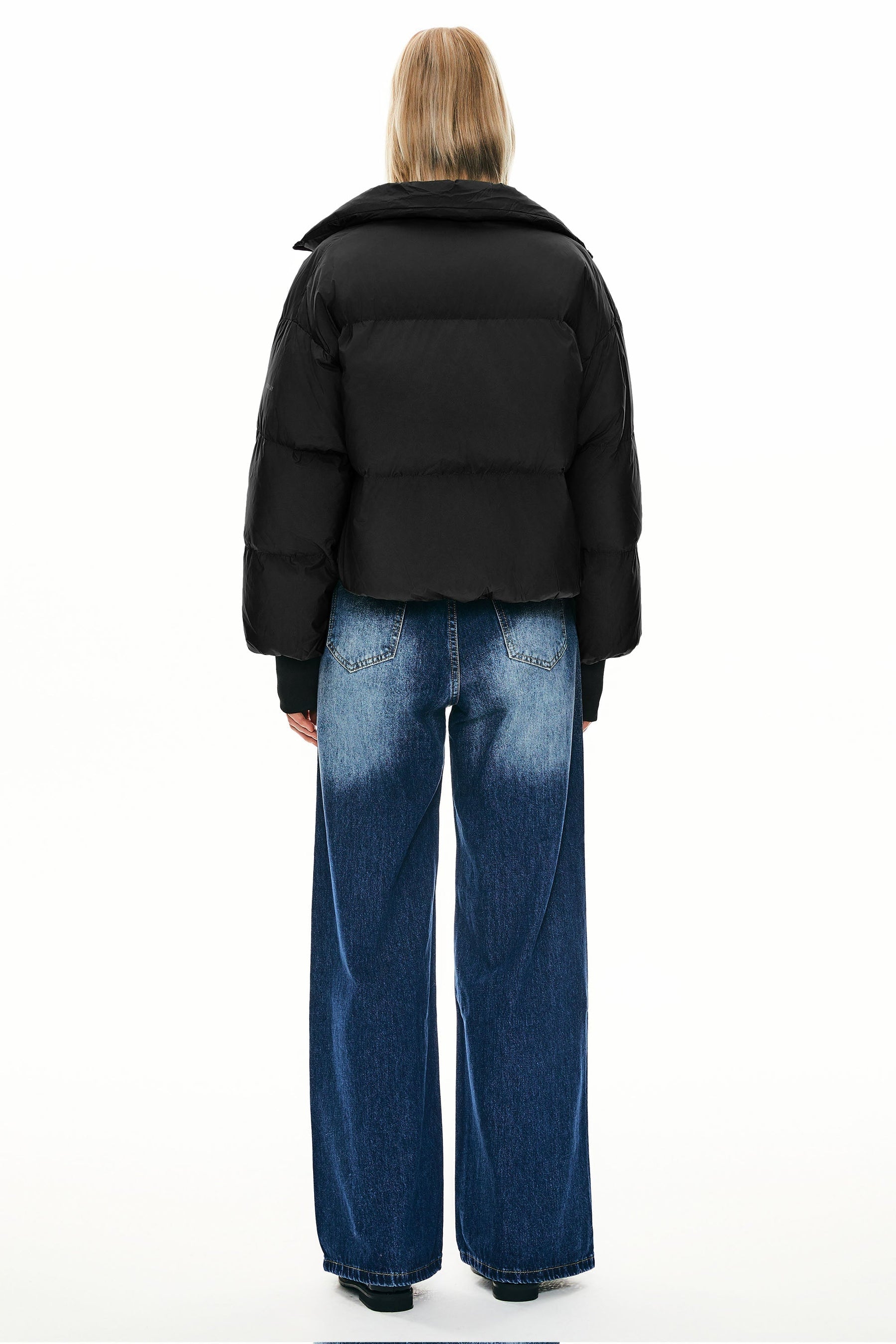 Dela – Kurzer Oversize-Daunenmantel für Damen – Ansicht 13