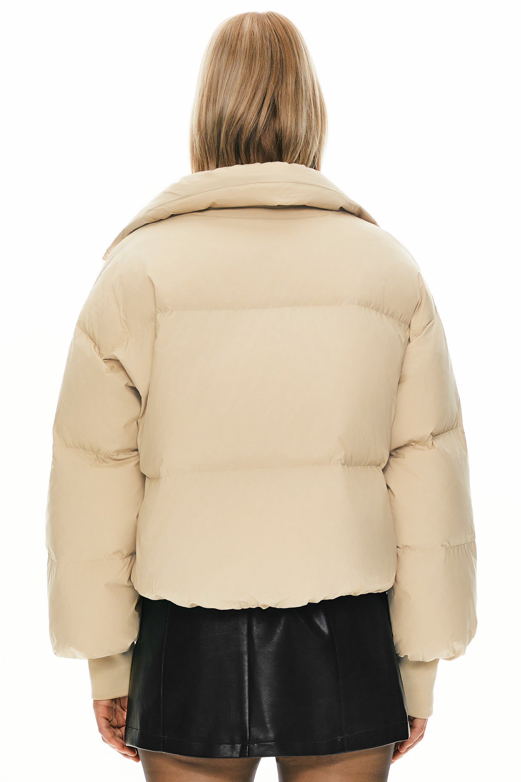 Dela – Kurzer Oversize-Daunenmantel für Damen – Ansicht 49
