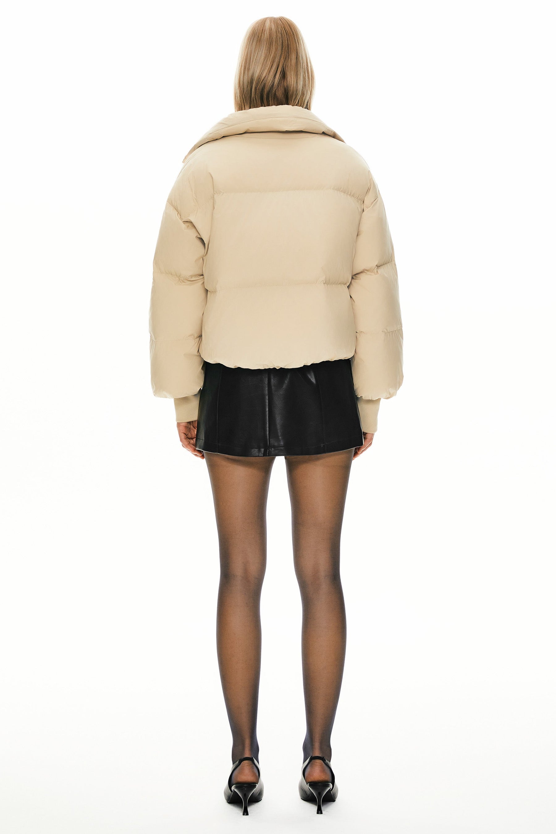 Dela – Kurzer Oversize-Daunenmantel für Damen – Ansicht 42
