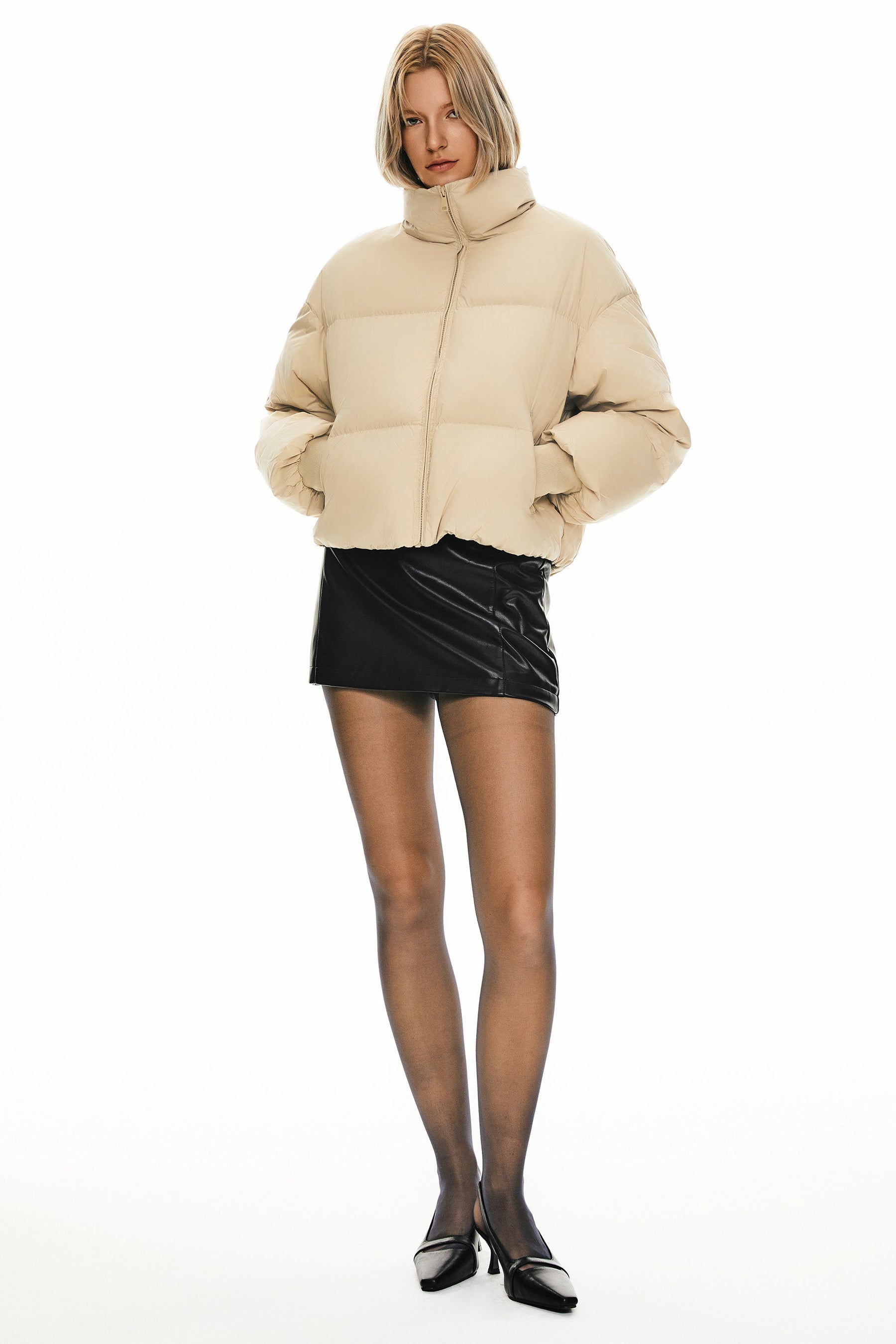 Dela – Kurzer Oversize-Daunenmantel für Damen – Ansicht 45