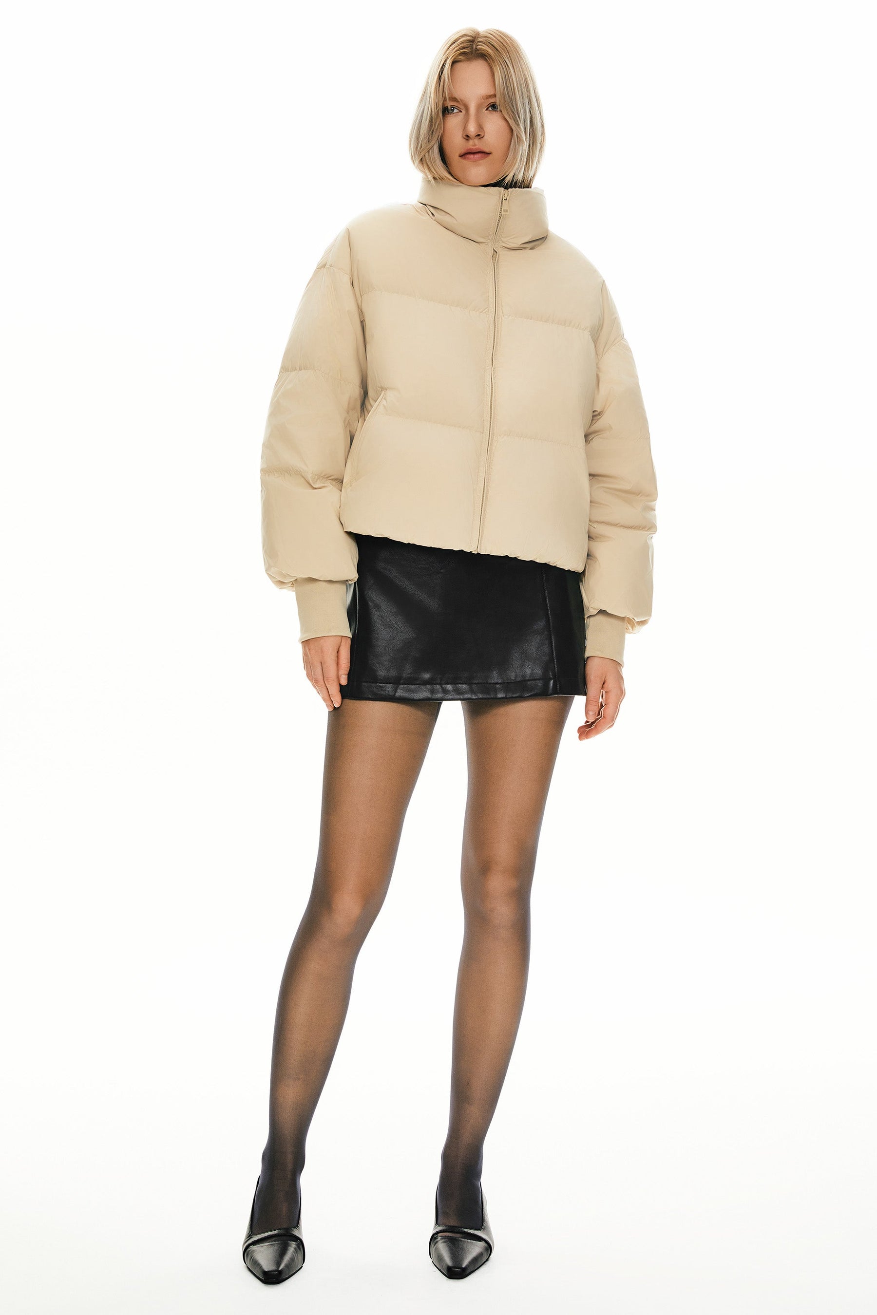 Dela – Kurzer Oversize-Daunenmantel für Damen – Ansicht 46