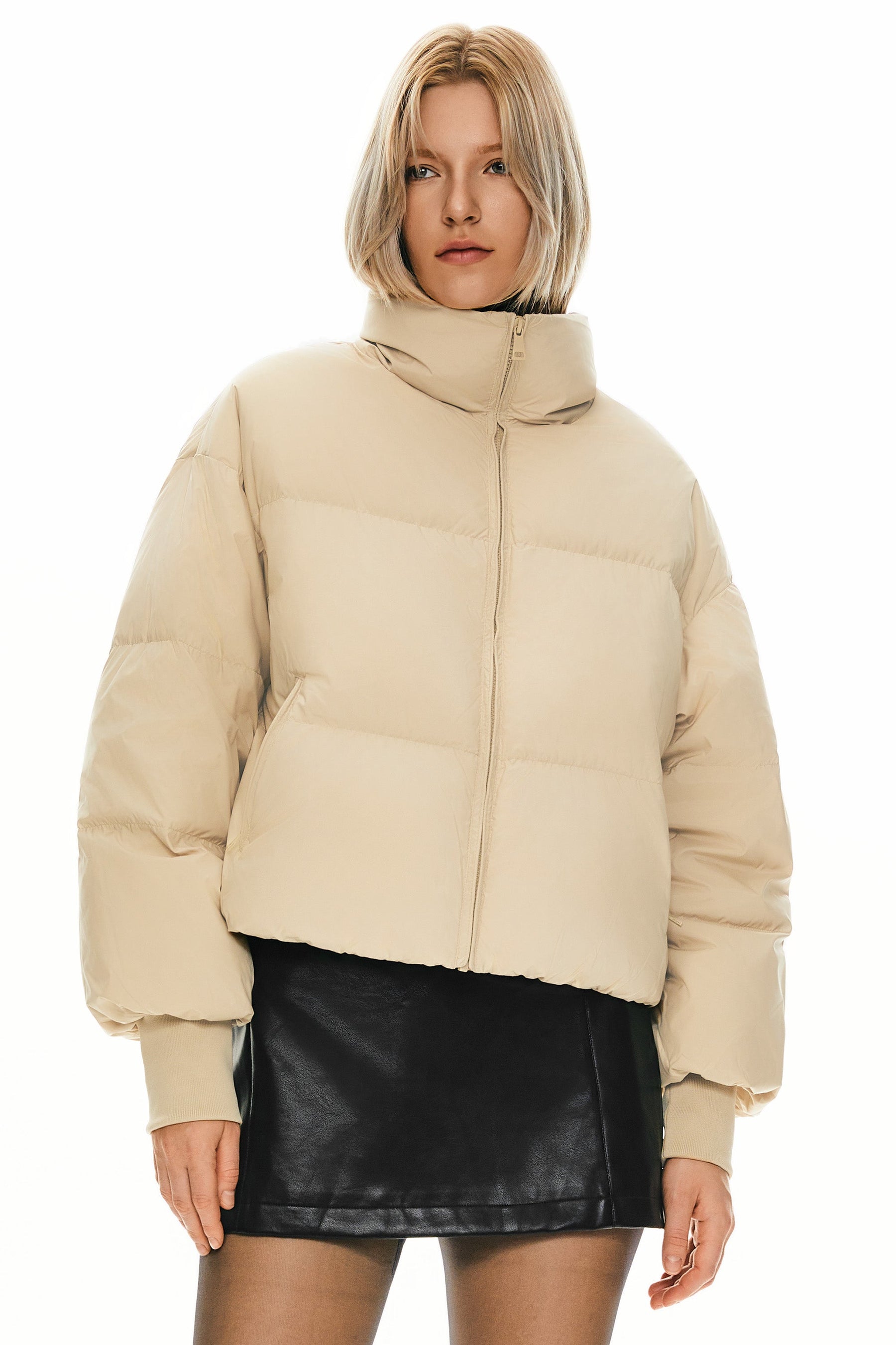 Dela – Kurzer Oversize-Daunenmantel für Damen – Ansicht 47