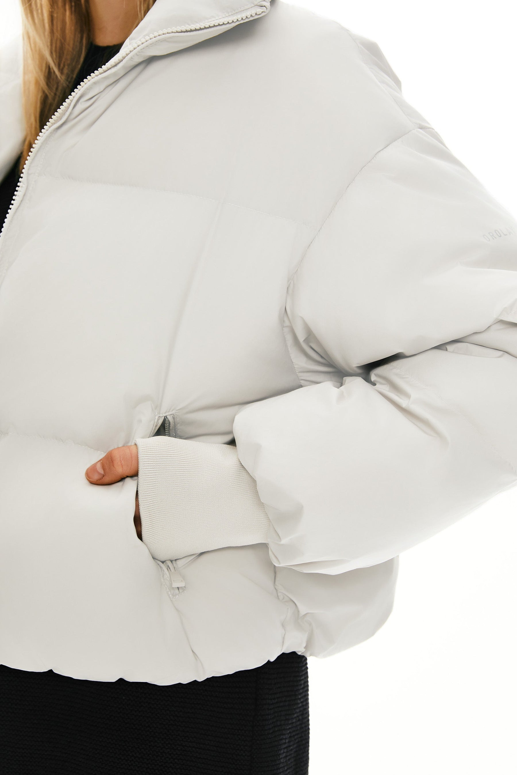 Dela – Kurzer Oversize-Daunenmantel für Damen – Ansicht 79