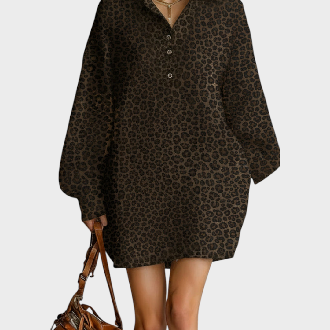 Meredith | Modernes, locker sitzendes Damenkleid mit braunem Leopardenmuster, offenem Halsausschnitt und langen Ärmeln