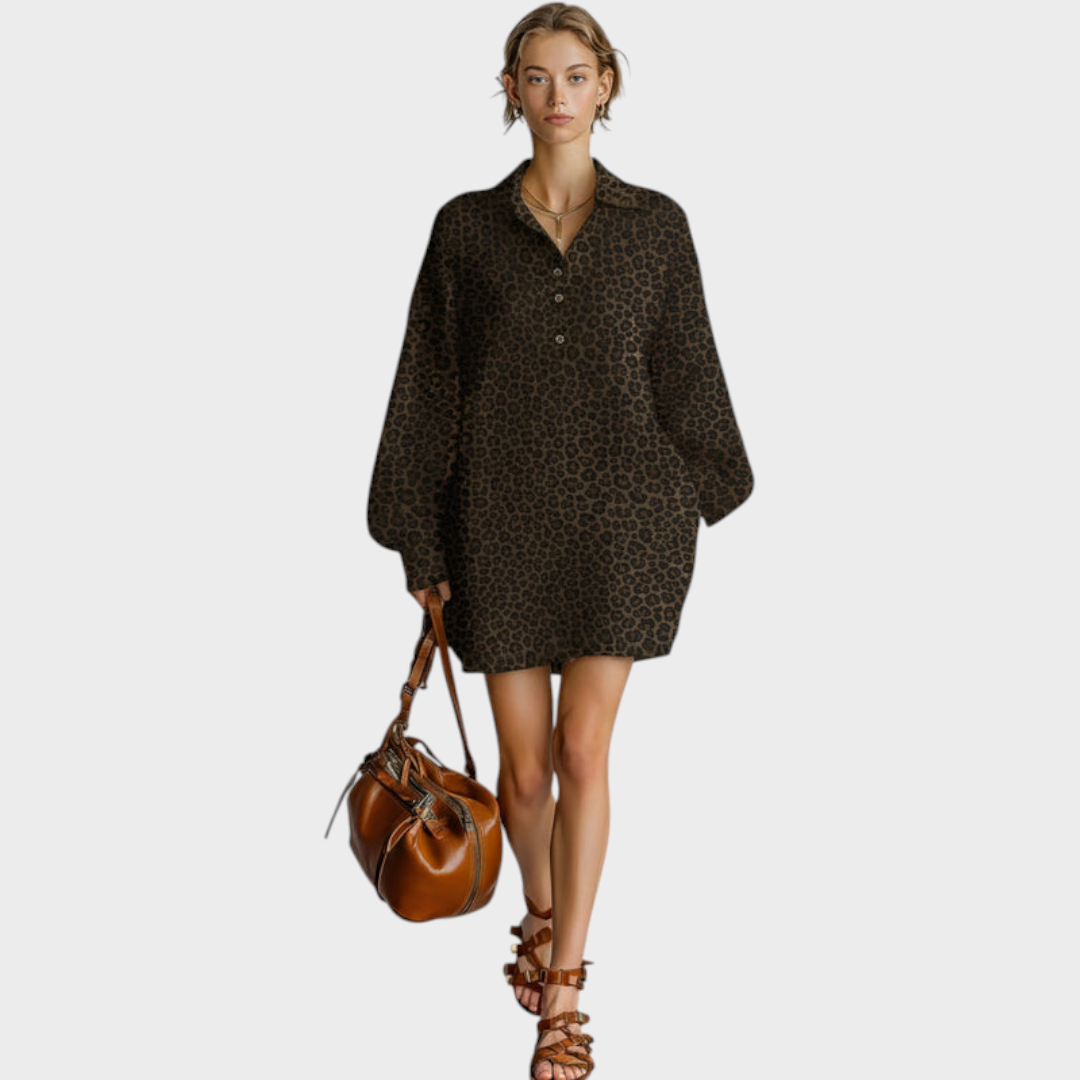 Meredith | Modernes, locker sitzendes Damenkleid mit braunem Leopardenmuster, offenem Halsausschnitt und langen Ärmeln