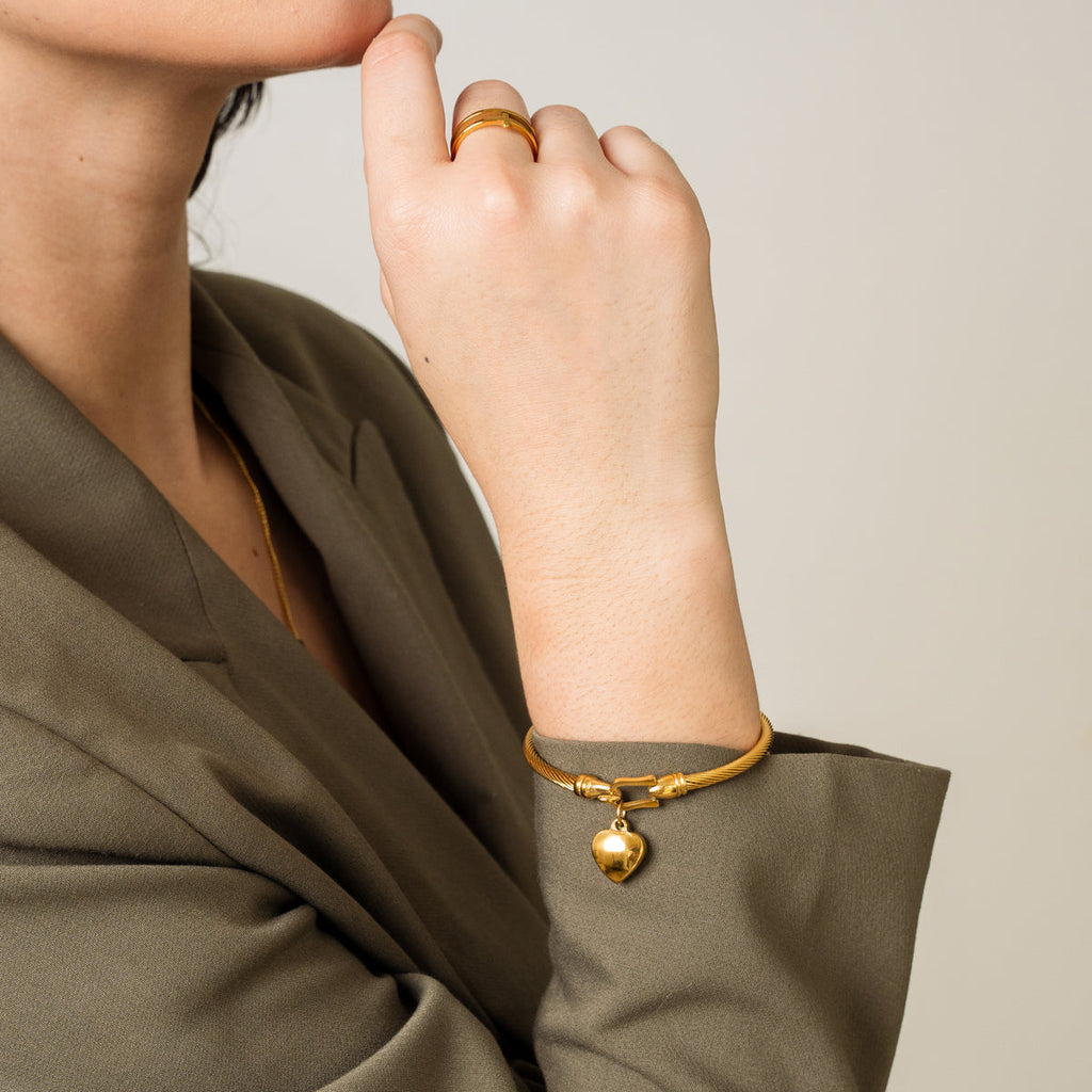 Goldenes herzförmiges Armband