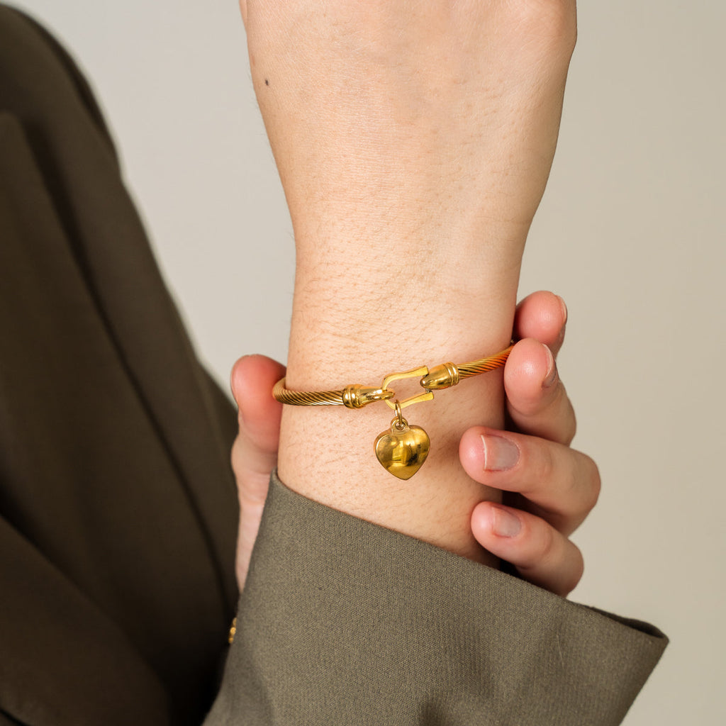 Goldenes herzförmiges Armband