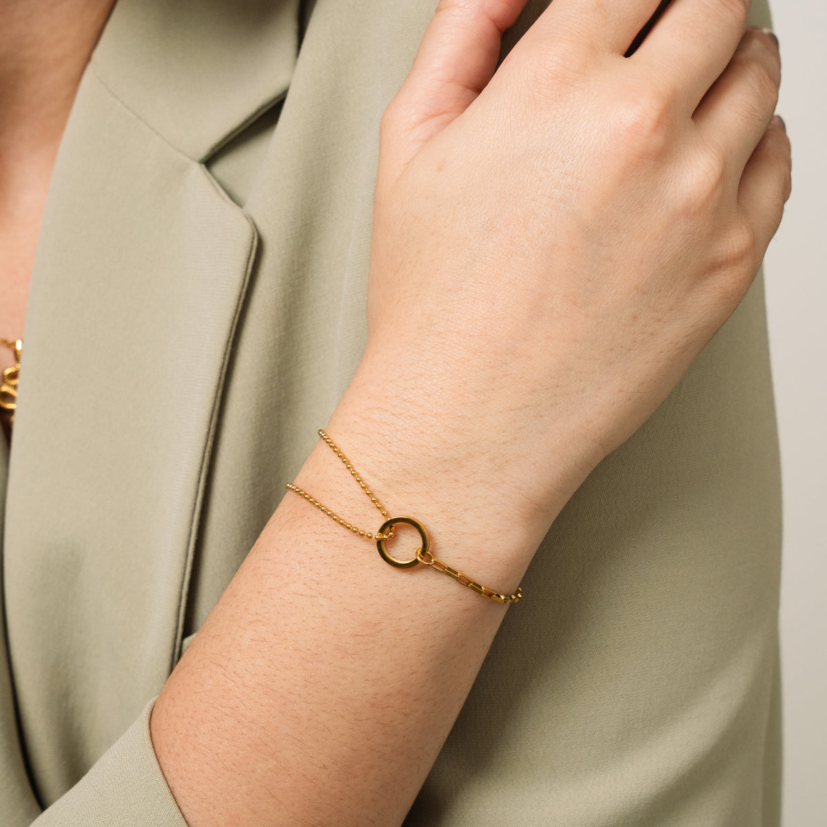 Goldenes Tennisarmband in Schachtel