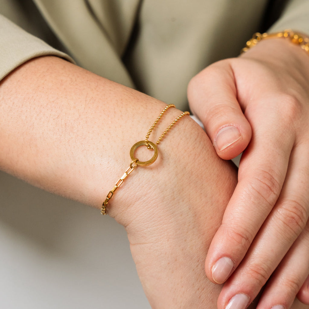 Goldenes Tennisarmband in Schachtel
