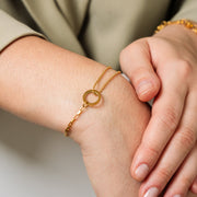 Goldenes Tennisarmband für Damen in Geschenkbox – Ansicht 5