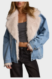 Rylee – Jeansjacke für Damen mit Kunstpelzbesatz – Ansicht 3
