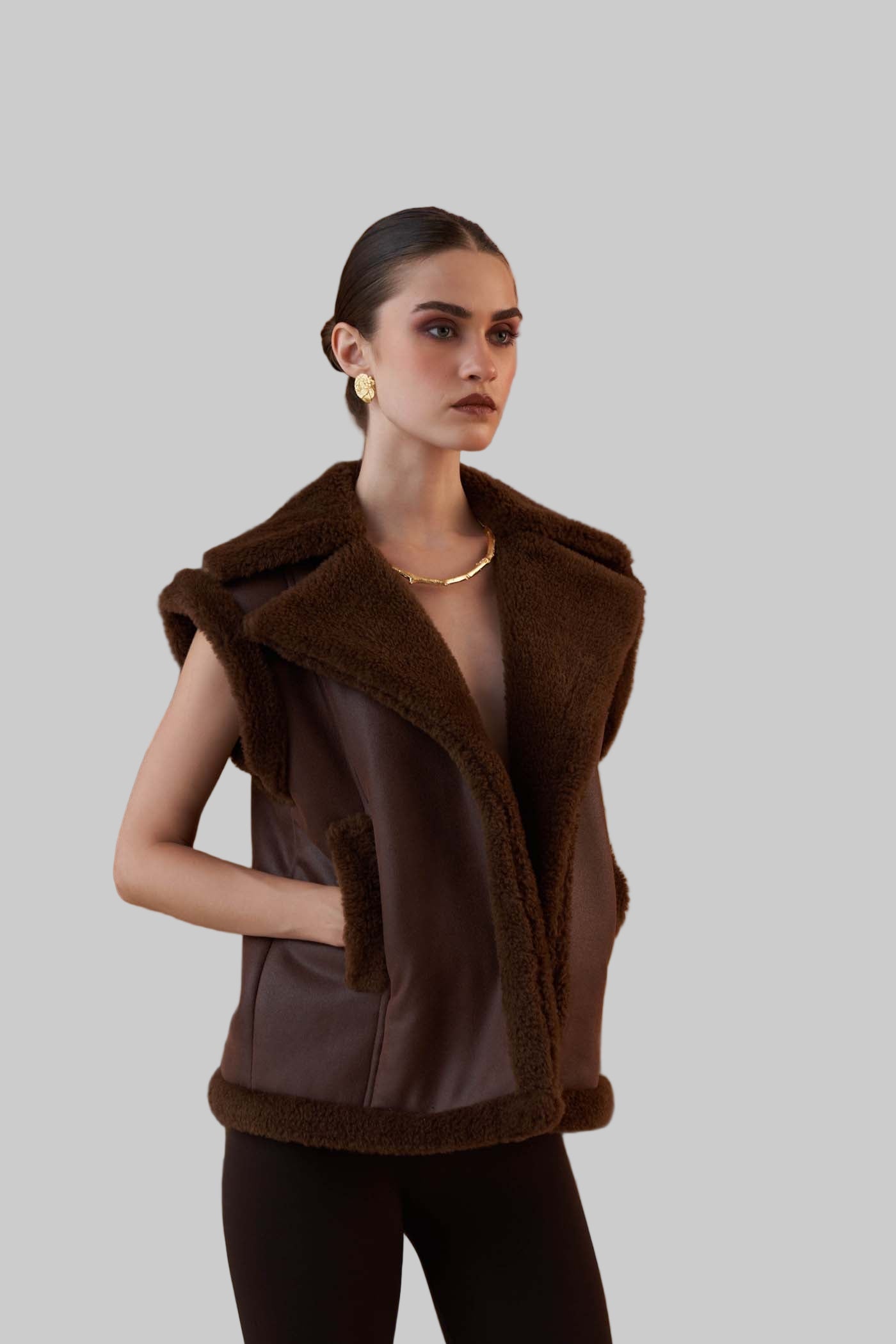 Lydia – Braune Pelzweste für Damen aus Shearling – Ansicht 2