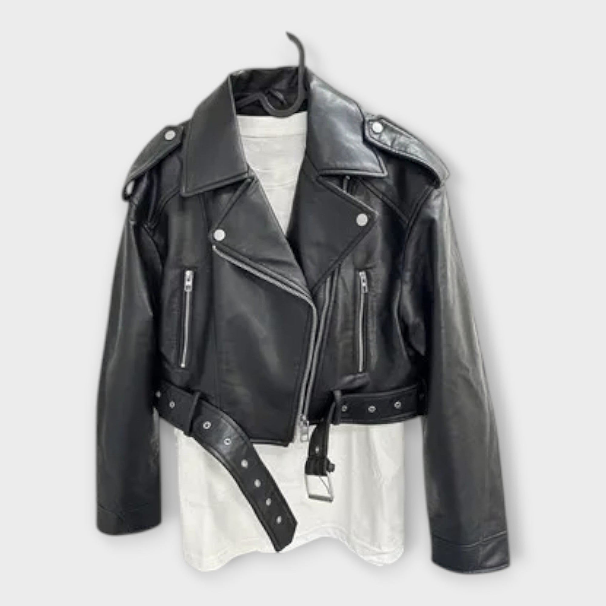 Moderne kurze Lederjacke mit Gürtel und anspruchsvoller Ästhetik