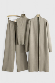 Mahalia – Dreiteiliges Damen-Strickset mit Cardigan, Rollkragenpullover und weiter Hose – Ansicht 12