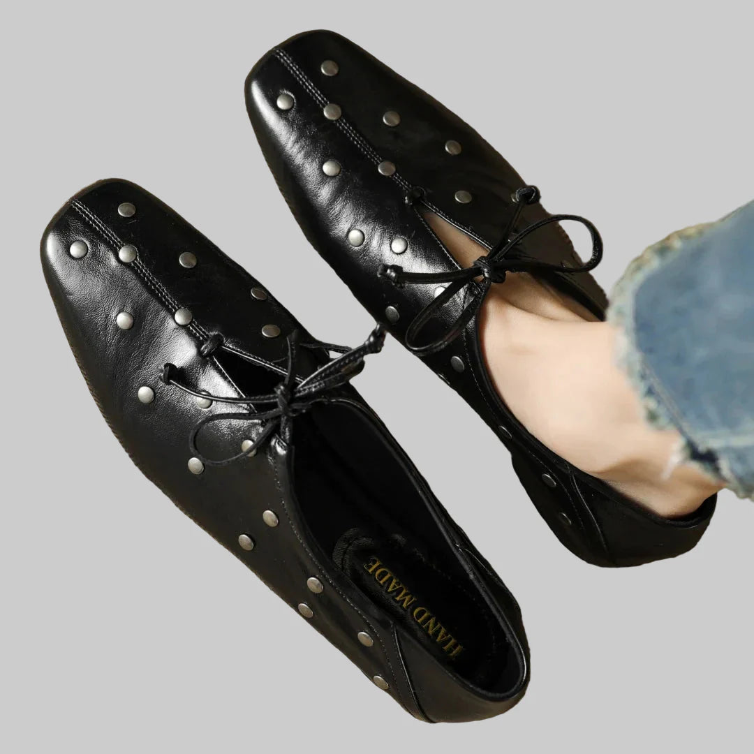 Valenta – Lederschuhe für Damen mit Schnürung und Nieten