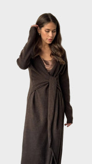 Keira – Dunkelbraunes Strick-Wickelkleid – Ansicht 3