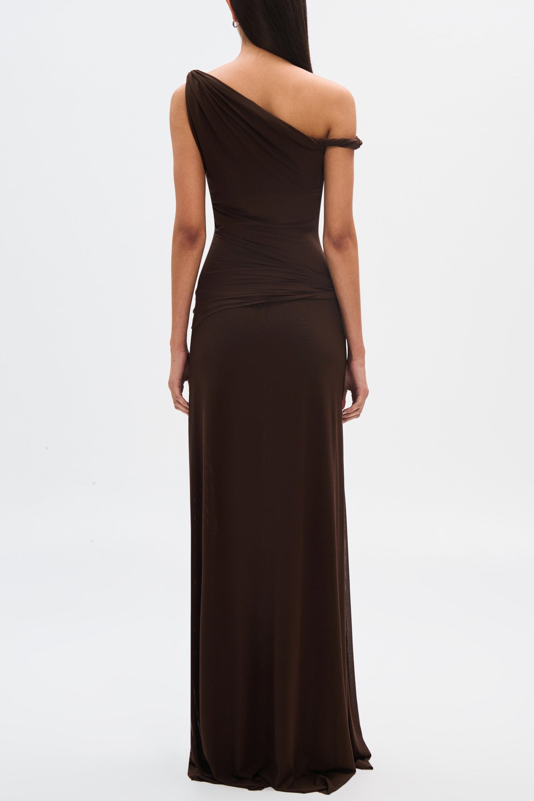 Eranda – Schulterfreies Maxikleid für Damen aus drapiertem Mesh – Ansicht 2