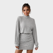 Jelissa – Damenkleid mit gestreiften Ärmeln und hohem Kragen