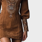 Josie – Wildleder-Minikleid mit tiefem V-Ausschnitt und Puffärmeln