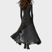 Jazzlyn – Langes Damenkleid mit grauen Nadelstreifen und Leopardenmuster