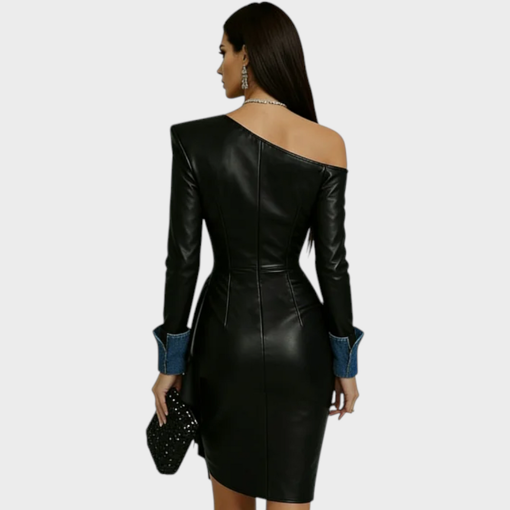 Aleigha | Schwarzes Minikleid aus Kunstleder für Damen mit schrägem Ausschnitt, Jeansbündchen, asymmetrischer Jacke und langen Ärmeln