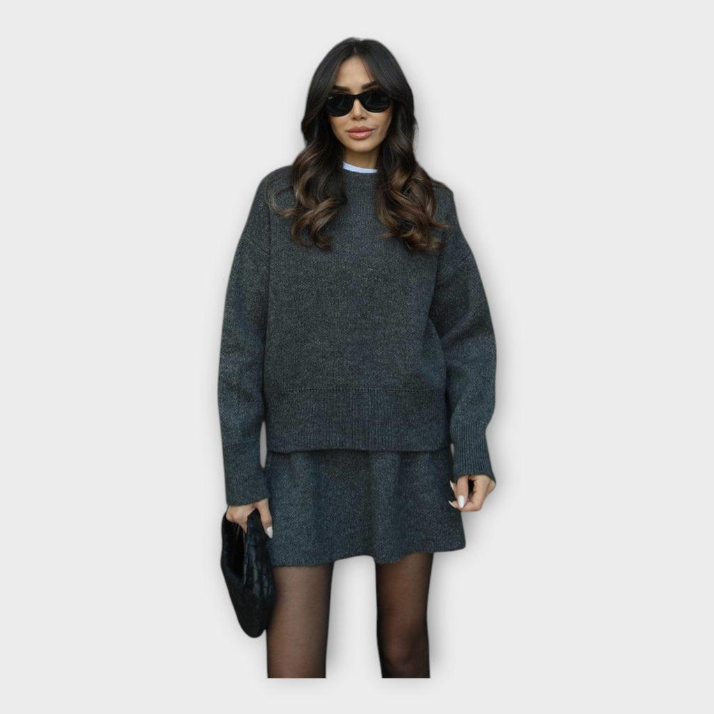 Strickbluse und Rock-Set mit moderner Linienführung