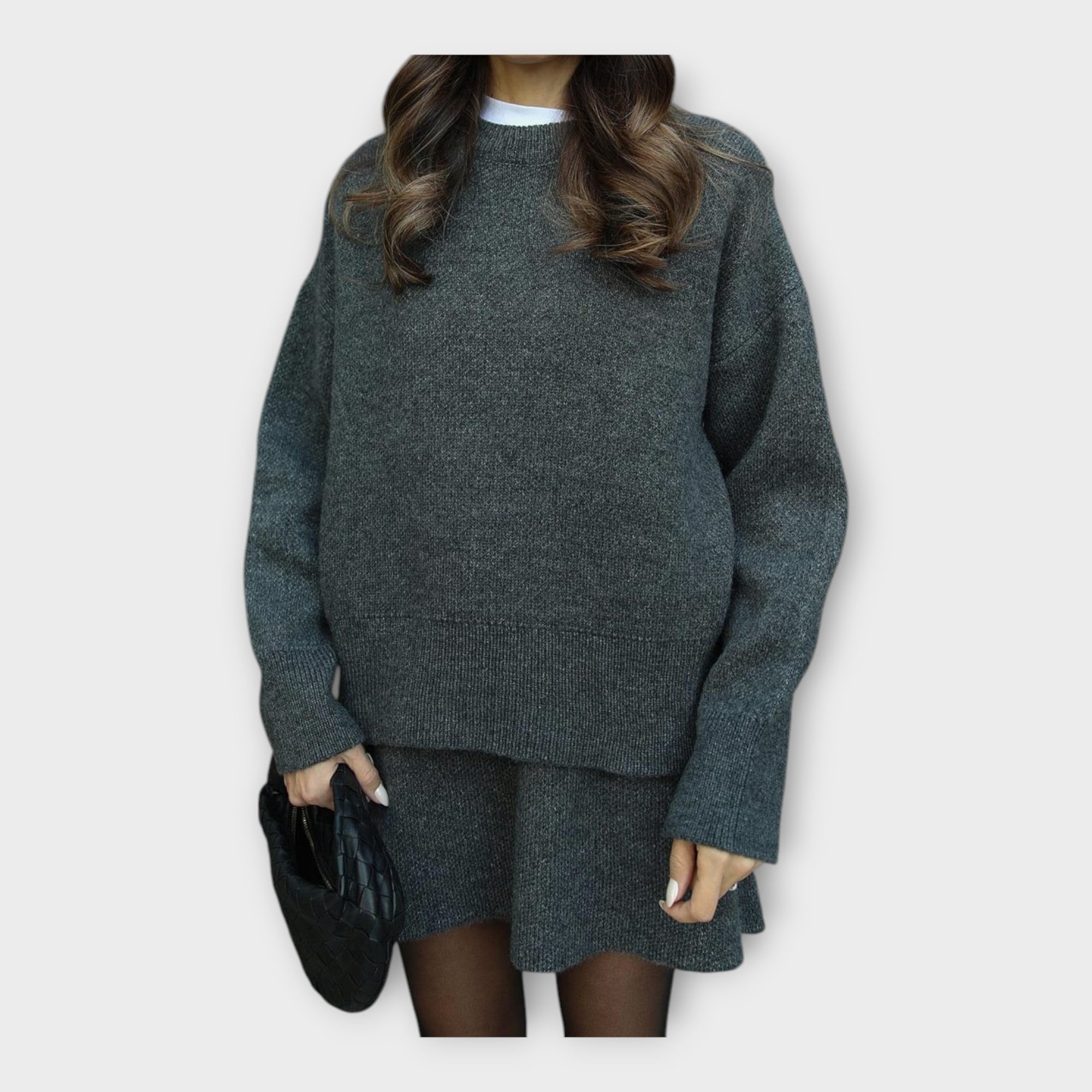 Strickbluse und Rock-Set mit moderner Linienführung