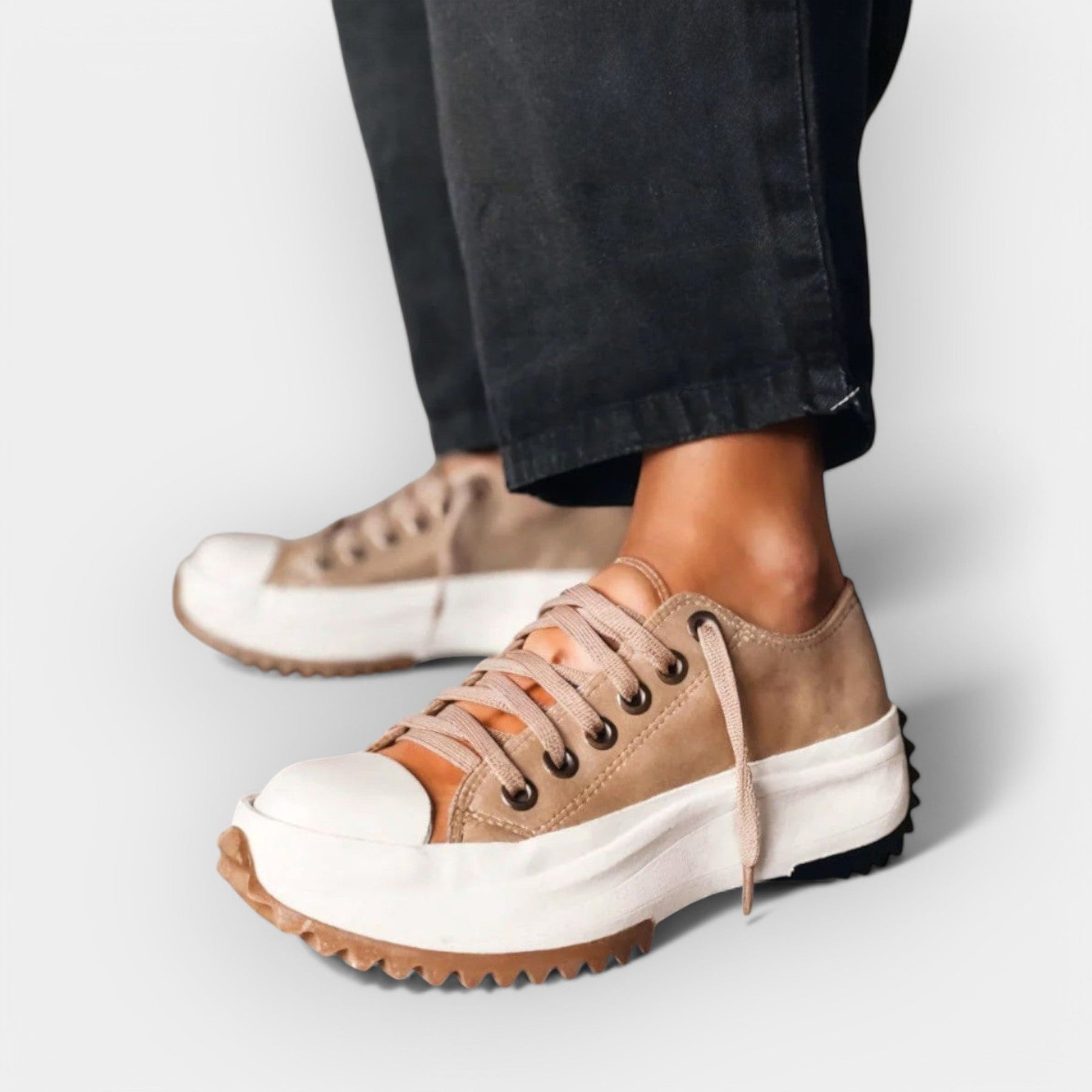 Moderne Sportschuhe für Damen mit dicker ergonomischer Sohle