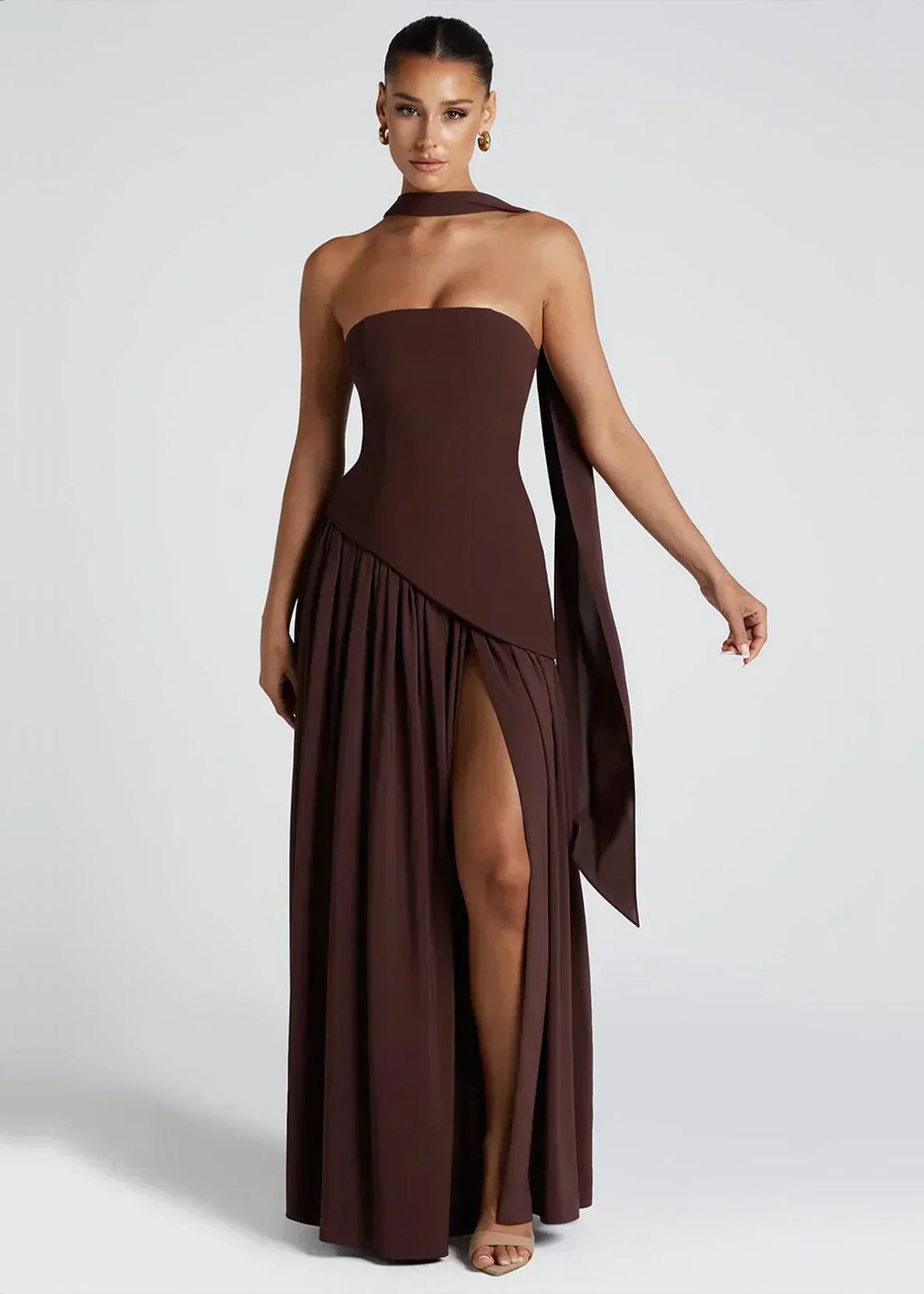 Elena – Maxikleid mit schulterfreiem Design, Schlitz und Choker-Detail