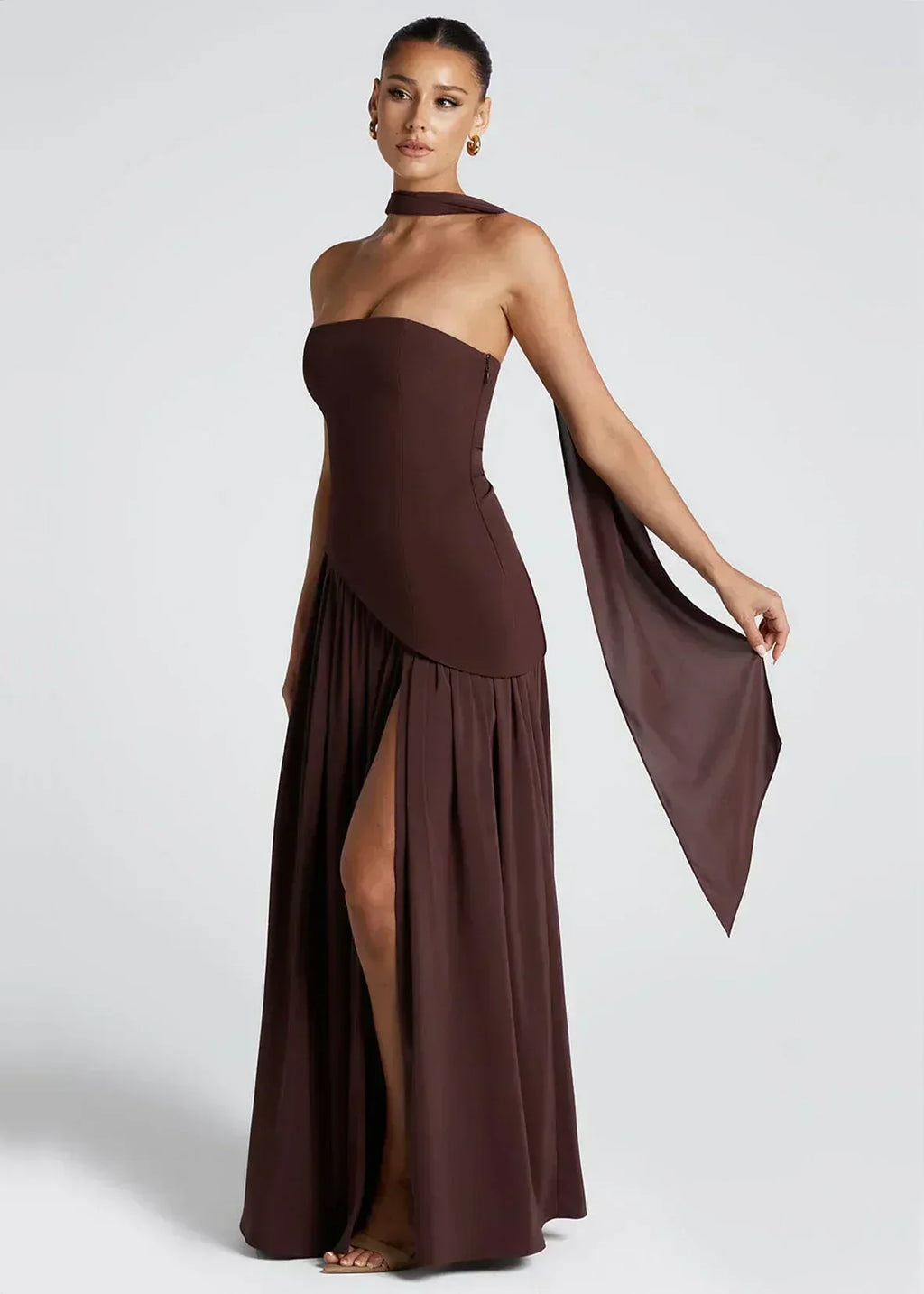 Elena – Maxikleid mit schulterfreiem Design, Schlitz und Choker-Detail