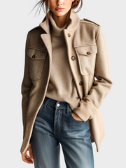 Eleven Ora – Kamelfarbene Wolljacke für Damen mit Stehkragen