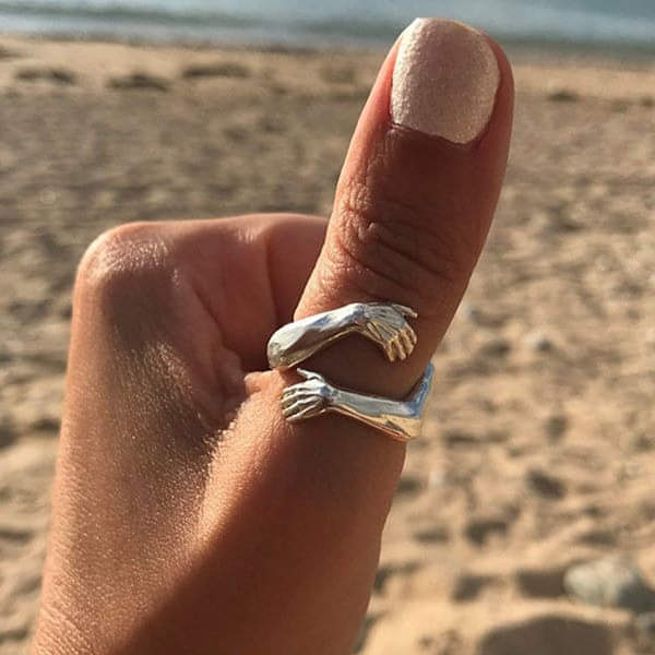 Silberring mit Umarmungsdesign
