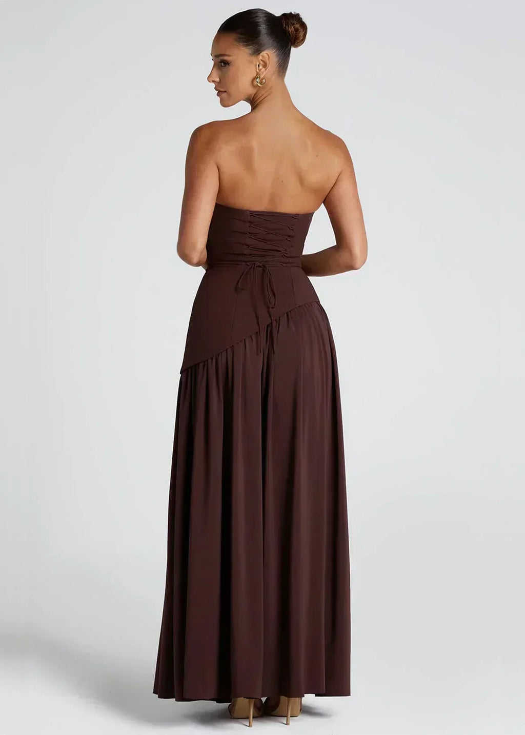 Elena – Maxikleid mit schulterfreiem Design, Schlitz und Choker-Detail