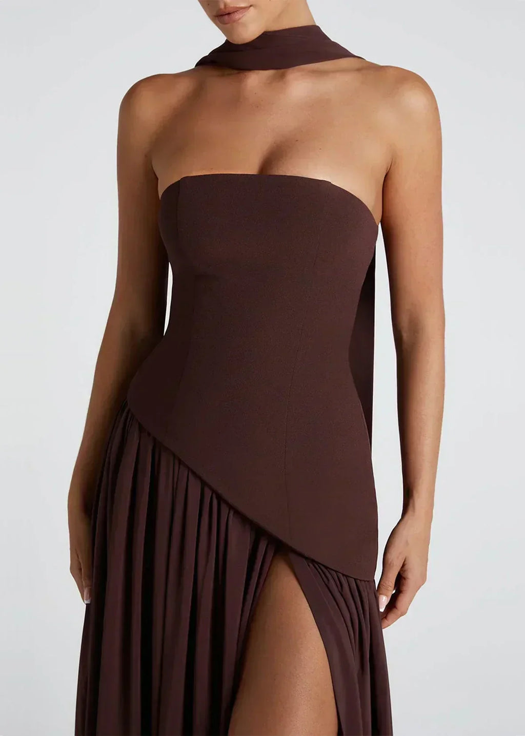 Elena – Maxikleid mit schulterfreiem Design, Schlitz und Choker-Detail