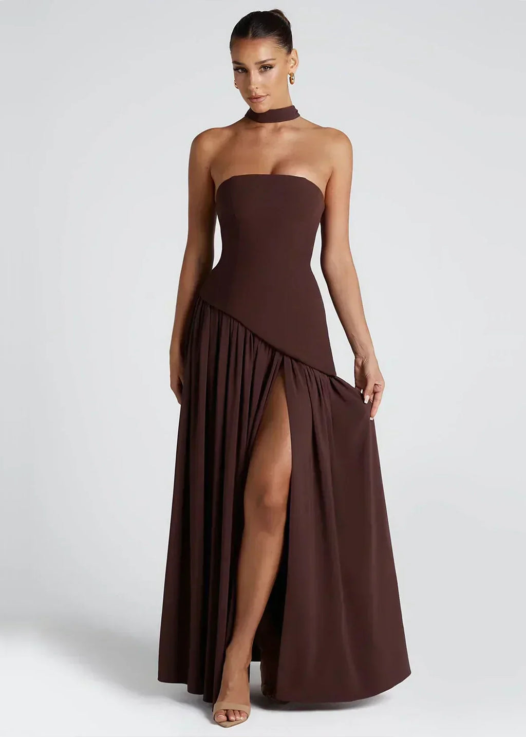 Elena – Maxikleid mit schulterfreiem Design, Schlitz und Choker-Detail